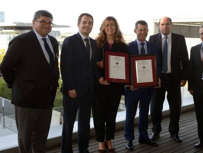 El director del Servicio Jurídico de Telefónica España, Nicolás Oriol, la directora de Cumplimiento, Lidón Safont, y Manuel Lara, director de Auditoría Interna, han recibido el certificado de manos de Salvador Román, gerente de Governance y Corporate Compliance de Aenor.