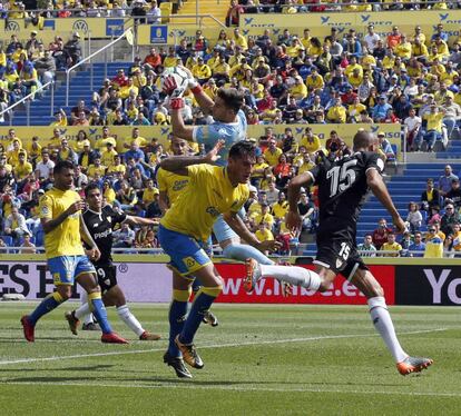 Chichizola para un balón ante el Sevilla.