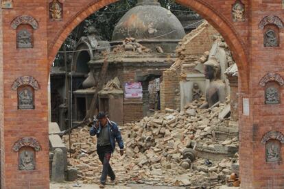 Un home plora mentre camina per les runes de Bhaktapur, a prop de Kathmandu.