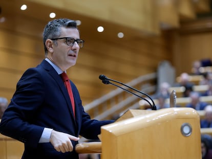 El ministro de la Presidencia, Félix Bolaños, interviene en el pleno del Congreso, reunido excepcionalmente en el Senado.