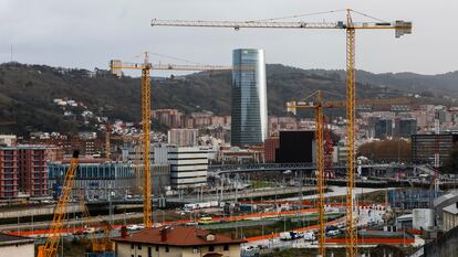 Grúas en la ciudad de Bilbao, este miércoles.