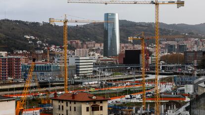 Varias grúas se alzan sobre el cielo de Bilbao.