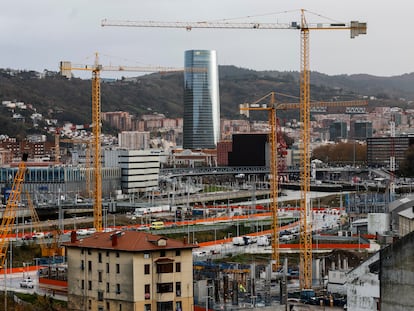 Varias grúas se alzan sobre el cielo de Bilbao.