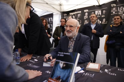 Fernando Aramburu, durante una firma de libros por Sant Jordi, este a?o en Barcelona.