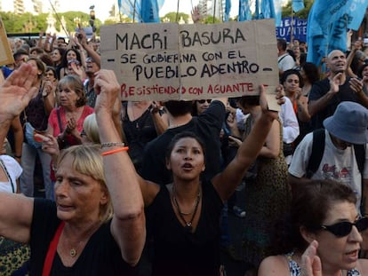 Argentinos protestam contra o Governo Macri, no último dia 6.