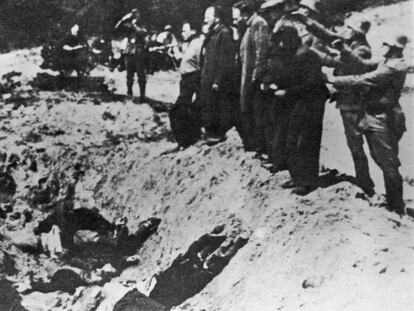 Asesinato de judíos en el barranco de Babi Yar, cerca de Kiev, junto a una fosa que ya contiene cadáveres en 1941.