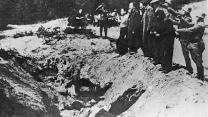 Asesinato de judíos en el barranco de Babi Yar, cerca de Kiev, junto a una fosa que ya contiene cadáveres en 1941.