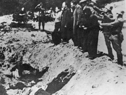Asesinato de judíos en el barranco de Babi Yar, cerca de Kiev, junto a una fosa que ya contiene cadáveres en 1941.