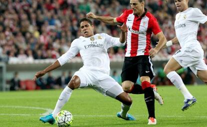 Rapha&euml;l Varane defiende el bal&oacute;n ante Aduriz 