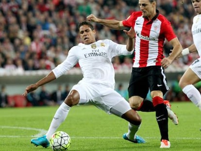 Rapha&euml;l Varane defiende el bal&oacute;n ante Aduriz 