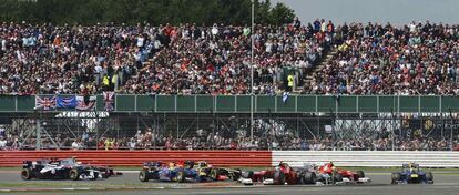 Alonso lidera la carrera en el primer paso por curva tras la salida.