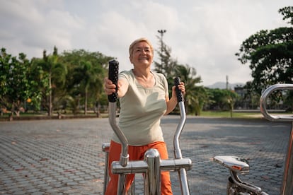 Mujer ejercicio bicicleta estática