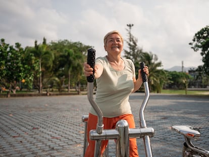 Mujer ejercicio bicicleta estática