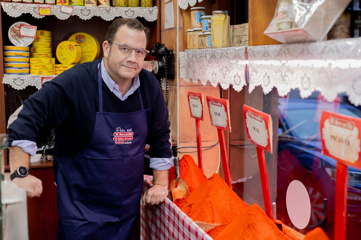 Juan Dopico con la variedad Ocal y otros montones de pimentón