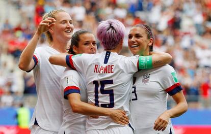 Megan Rapinoe celebra el gol con sus compañeras.