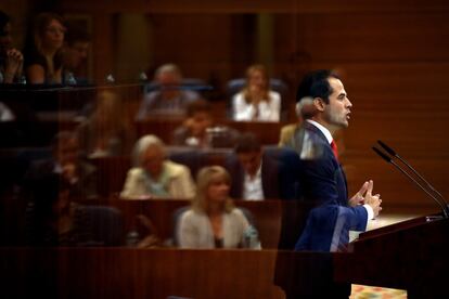 "Quiero que la Comunidad de Madrid se convierta en la región más próspera de Europa. Espero que a lo largo de la legislatura podamos encontrarnos en el camino para conseguir ese objetivo entre todos", señaló Ignacio Aguado, de Ciudadanos durante su intervención.