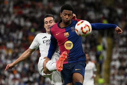 Lucas Vázquez intenta arrebatar la pelota a Balde en la final de la Supercopa de España en Yeda.