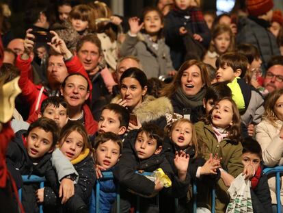 Un grupo de niños contempla el paso de las carrozas durante la cabalgata del pasado enero en Madrid.