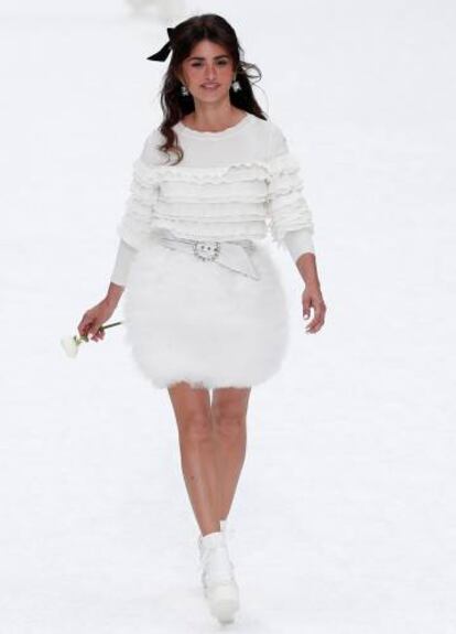 Penelope Cruz rinde tributo al fallecido diseñador Karl Lagerfeld en el desfile de Chanel, este martes, en la Semana de la Moda de París.