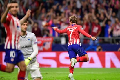 El delantero francés del Atlético de Madrid celebra su segundo gol anotado al Brujas.