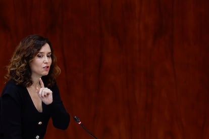 La presidenta de la Comunidad de Madrid, Isabel Díaz Ayuso interviene en el pleno de la Asamblea de Madrid celebrado este jueves.