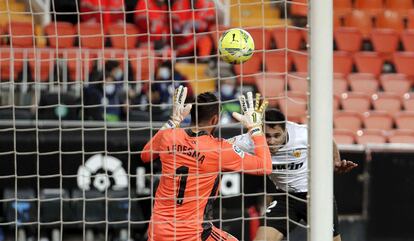 Maxi Gómez, tras cabecear el balón ante Ledesma este lunes en Mestalla en el gol del empate del Valencia ante el Cádiz.