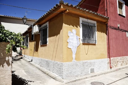 Uno de los personajes que ha pintado el artista Vicente García García en las murallas del pueblo.