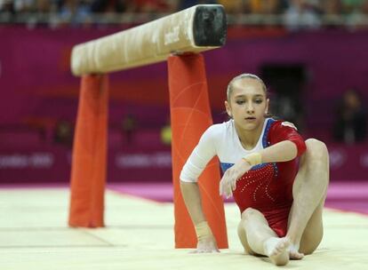 Komova cae en la final de barra de equilibrio