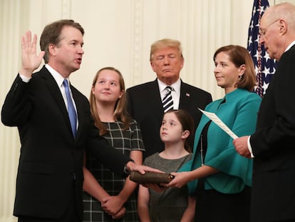 Donald Trump, en 2018, durante el juramento como magistrado del Supremo de Brett Kavanaugh, uno de los tres jueces que nombró para el tribunal.