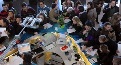 Viajeros afectados por la huelga de controladores reclaman en el mostrador del aeropuerto de Manises (Valencia).