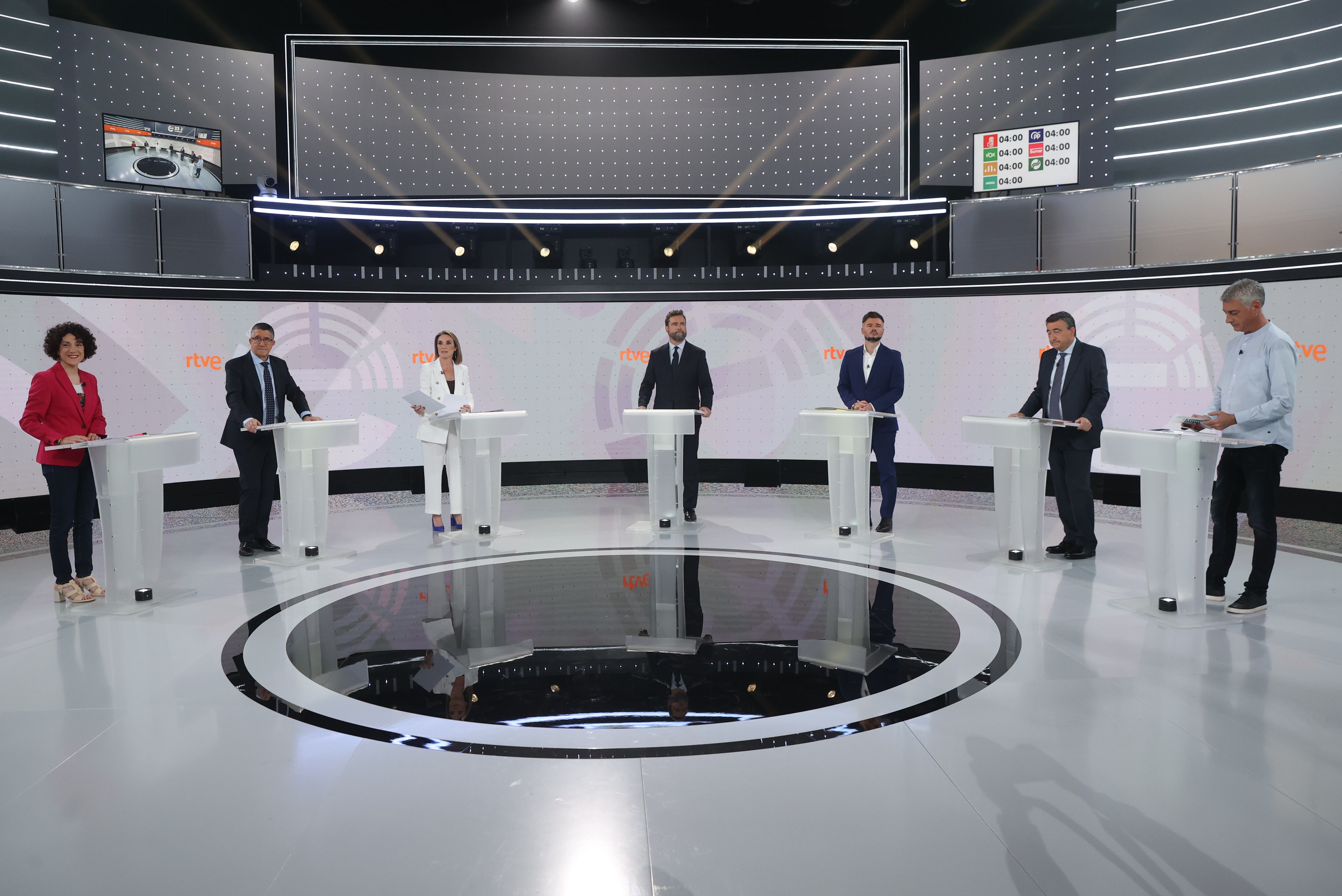 Los siete portavoces, en sus atriles, antes de arrancar el debate en RTVE este jueves. 