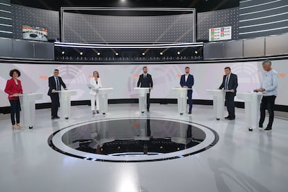 Los siete portavoces, en sus atriles, antes de arrancar el debate en RTVE este jueves. 
