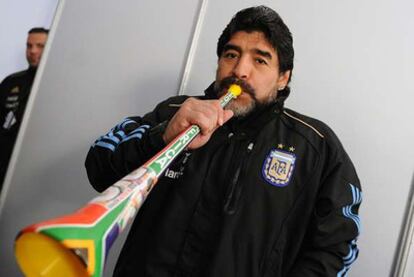 El seleccionador argentino aparece en la portada con una de las 'vuvuzelas' bajo el lema "Que la sigan soplando"