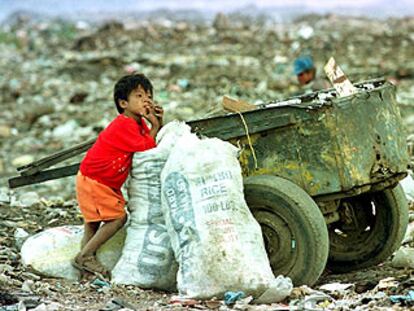 Un niño espera a su padre en un vertedero de Nicaragua.
