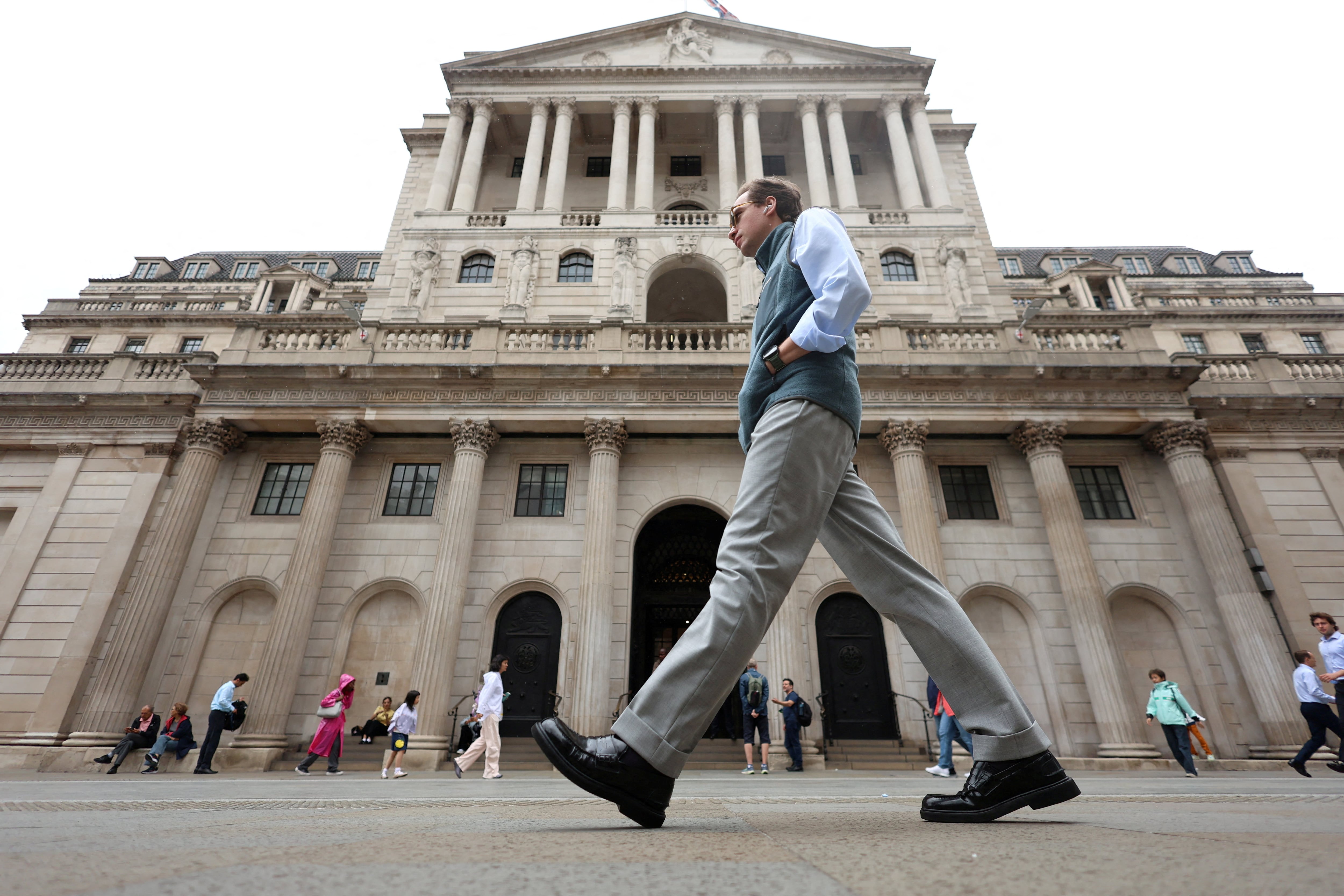 Un hombre camina junto al edificio del Banco de Inglaterra en Londres, el 4 de agosto.