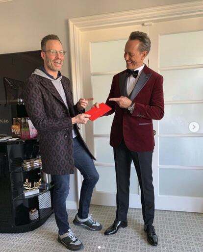 O ator Richard E. Grant apareceu em suas redes pegando o envelope com o convite do estilista Andrew Weitz