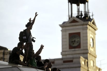 Un grupo de indignados sigue la concentración de la Puerta del Sol desde las alturas.