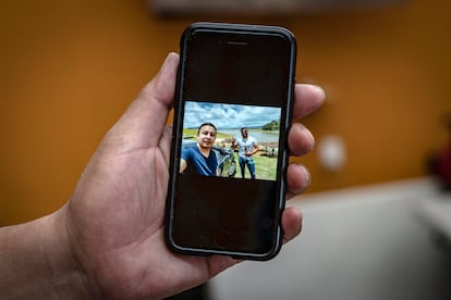 Nicandro Picazo muestra las últimas fotos que mandó su hijo desde Puebla, con su amigo Sebastián. 