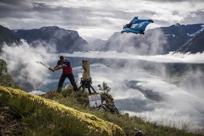 Vebjorn Bleka Sonsteby, atleta de 'timbersport', un deporte que consiste en cortar troncos verticales con hachas; y el deportista de salto base ('wingsuit') Espen Fadnes. Representan un encuentro entre uno de los deportes más antiguos del mundo y uno de los más nuevos, en las montañas cercanas a Stryn (Noruega).