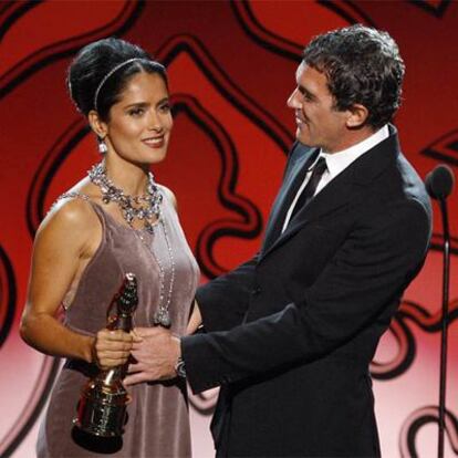 Salma Hayek al recibir su premio de manos de Banderas.