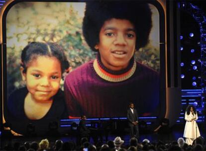 Janet Jackson agradece al público de los premios BET las muestras de apoyo tras la muerte de su hermano.