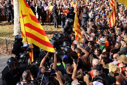 Agentes de policía impiden el acceso a los manifestantes independentistas al Parque de la Ciutadella de Barcelona.