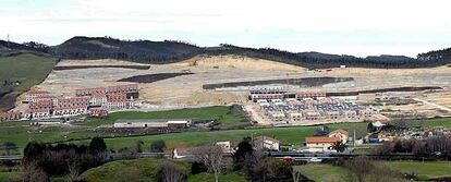 Vista general de la urbanización Costa Verde, cuyo plan parcial ha sido anulado por su elevado impacto paisajístico en el Alto del Cuco (Piélagos).