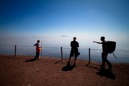 El volcán que diezmó Pompeya y Herculano en el año 79 después de Cristo preside la bahía de Nápoles como una amenaza bella y silenciosa. El Vesubio, en calma desde 1944, es el único volcán activo de la Europa continental y se alza a 1.281 metros sobre cerca de tres millones de napolitanos. Sus laderas forman parte del Parco Nazionale del Vesuvio, un área que se puede recorrer a través de tranquilos senderos. Desde la cima se puede contemplar tanto la boca del volcán como una gran panorámica que abarca desde el mar Tirreno a los Apeninos. Aunque muchos lo desconocen, la entrada al parque incluye un paseo guiado gratuito alrededor del cráter. A medio camino de la cima está el Museo dell’ Osservatorio Vesuviano, que sintetiza la historia de 2.000 años de observación del Vesubio.