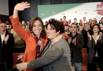 Carme Chac&oacute;n abraza a la secretaria general del PSOE de Granada, Teresa Jim&eacute;nez, en el acto de hoy.