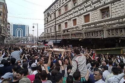 Miles de manifestantes se han congregado en Homs para exigir más medidas al Gobierno sirio y denunciar las muertes a manos de las fuerzas de seguridad del régimen.