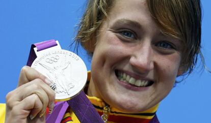 Mireia muestra sonriente su medalla desde el podio.