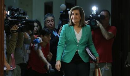 La ministra de Empleo, Fátima Báñez, en el Congreso