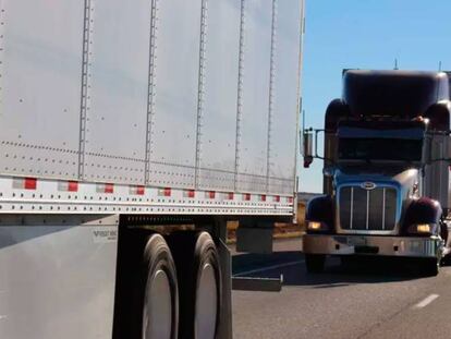 El futuro del transporte por carretera pasa por conductores que manejen dos camiones a la vez