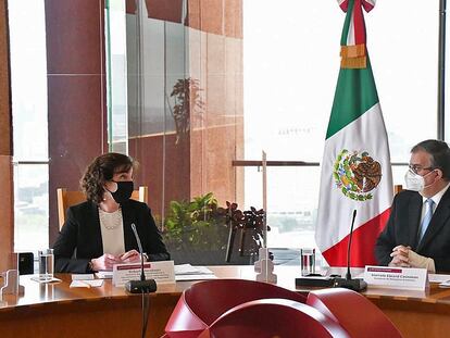 El canciller mexicano, Marcelo Ebrard, y la coordinadora de la Frontera Sur de la Casa Blanca Roberta Jacobson, este martes en Ciudad de México.